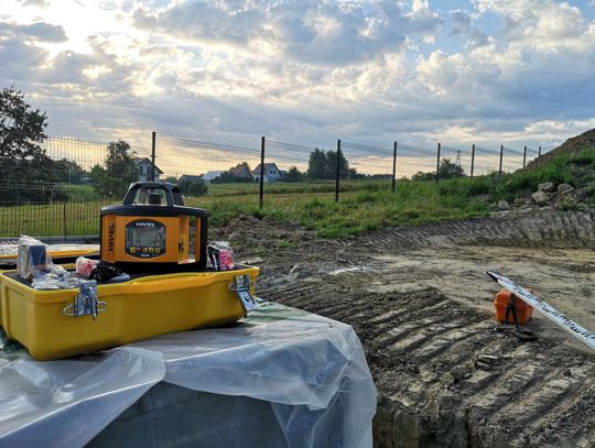 Niwelator optyczny dla początkujących – jakie funkcje są kluczowe na pierwszym sprzęcie?