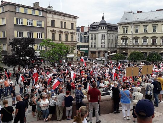 PRZECIW NIELEGALNYM MIGRANTOM