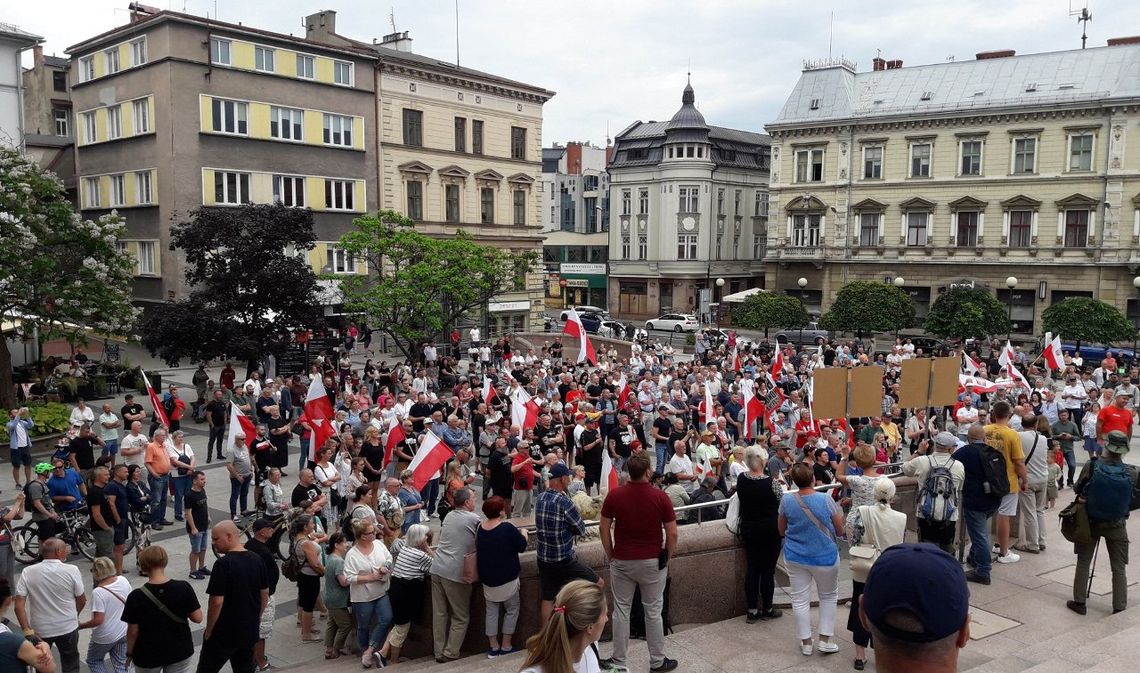 PRZECIW NIELEGALNYM MIGRANTOM PRZECIW NIELEGALNYM MIGRANTOM